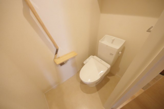 落ち着いた色調のトイレです