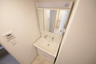 独立洗面台あり、毎朝おしゃれに忙しい女性の方におすすめです