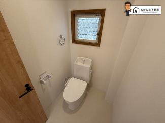 1、2階共に窓付きのトイレスペース。採光もあり明るく、快適空間となっております。毎日使う場所だからこその配慮です。