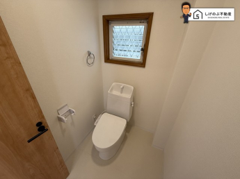 1、2階共に窓付きのトイレスペース。採光もあり明るく、快適空間となっております。毎日使う場所だからこその配慮です。