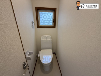 1、2階共に窓付きのトイレスペース。採光もあり明るく、快適空間となっております。毎日使う場所だからこその配慮です。