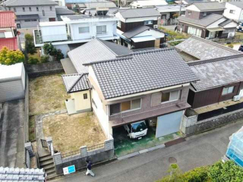 前面道路よりも１ｍ程高い敷地内は明るく風通しも良好です。