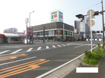 フジ本町店まで596m