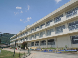 八幡浜市立宮内小学校まで415m