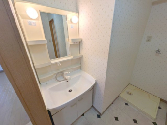 シャワー付きで朝の寝癖直しに助かります☆