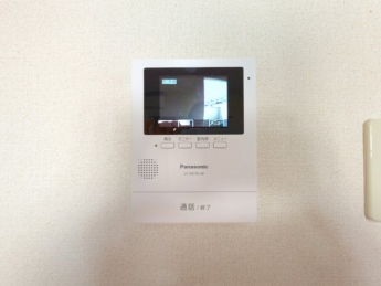 モニター付インターホンなので防犯に安心です☆