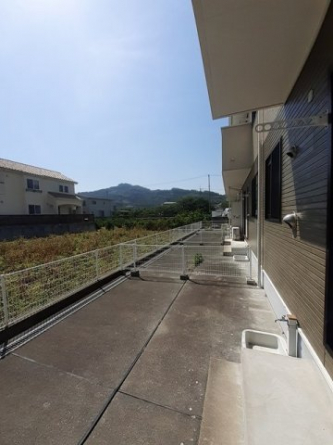 落ち着いた時間を過ごせるバルコニーです