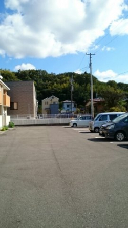 車をお持ちの方に嬉しい駐車場付きの物件です