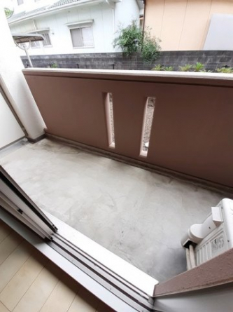 暖かな日差しのふりそそぐバルコニー