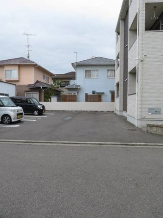 駐車場があるので、車を買う予定の方も安心です