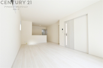 リビングダイニングは家族や友人とのコミュニケーションを楽しむ場所でくつろぎながら食事や会話を楽しめ、多目的に利用できリラックスできる空間です。家庭内の中心として機能し、快適な生活をサポートします。