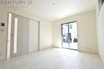 フローリング・建具ともに白を基調としたデザインで、日中大きな掃き出し窓からの採光を反射することで明るい室内の印象にしてくれます♪出っ張りのないスッキリとした間取りで、家具も配置しやすくなっています。