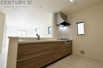 シンプルなデザインと使いやすさを兼ね備えた対面式システムキッチンは、効率的な作業スペースを提供し、家族やゲストとのコミュニケーションを促進します。