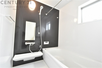 ユニットバスは省スペースでありながら、シンプルな設計と使いやすさを備え、簡便なメンテナンスが可能です。窓付きで換気にも便利です。またミラー・小物置き場もあり便利です。