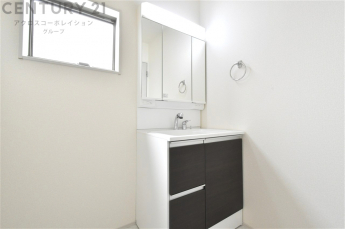 化粧品や洗顔料、歯ブラシなどの必需品をまとめて置ける収納スペースがあり、使用するたびに取り出す手間が省けます。また、水回りのため、濡れても大丈夫な素材が使用されており、お手入れが簡単です。