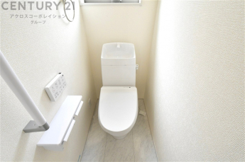 温水洗浄便座付トイレは温水洗浄機能により、暖かい水でおしりを洗浄することができ、冷たい水を使う従来の便座に比べ、温水洗浄機能で暖かいトイレを提供し、快適な使用を可能にします。