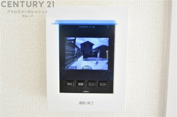 訪問者が来たときにテレビ画面で確認できるため、安心してドアを開けられます。録画機能があるものもあり、留守中に来訪者を記録しておくことができます。利便性が高く、セキュリティ面でも安心です