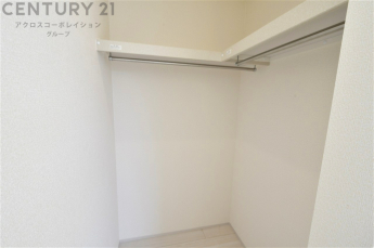 収納力が高く洋服や小物を整理しやすく、更衣室のように使え、部屋がすっきり保てます。収納の配置を自由に調整でき、換気性が良く防湿・防虫対策も可能。快適で機能的な生活空間を実現できます♪