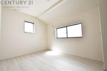 明るい色合いのフローリングとクロスを使用した洋室は家具やインテリアとも調和しやすく空間が広く感じられ開放感を生み出します。自然光を効果的に反射し、室内を明るく保つため、日中の照明使用を抑えられます。