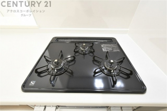 多数の調理器具を同時に使用でき、料理の効率化が可能。省エネで節約になり、様々な料理スタイルに適応できます。また、火力調整が独立しており、手入れや掃除もしやすく、今よりもっとお料理が楽しくなるかも。