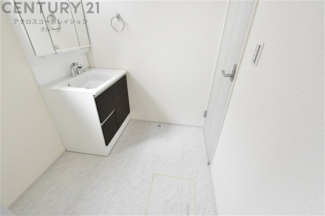 衣服の収納や脱ぎ着や整理整頓がしやすく、湿った衣類を乾燥させるスペースがありカビや臭いの発生を防ぎます。床の汚れを他の部屋に持ち込まず清潔を保つことができます。また快適な入浴環境の整備にも役立ちます。