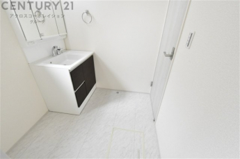 衣服の収納や脱ぎ着や整理整頓がしやすく、湿った衣類を乾燥させるスペースがありカビや臭いの発生を防ぎます。床の汚れを他の部屋に持ち込まず清潔を保つことができます。また快適な入浴環境の整備にも役立ちます。