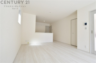 リビングダイニングは家族や友人とのコミュニケーションを楽しむ場所でくつろぎながら食事や会話を楽しめ、多目的に利用できリラックスできる空間です。家庭内の中心として機能し、快適な生活をサポートします。