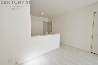 キッチン前のダイニングスペース　カウンターキッチンから料理の受け渡し等に便利です。ダイニングセットを置いても十分な広さを確保。