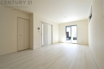 フローリング・建具ともに白を基調としたデザインで、日中大きな掃き出し窓からの採光を反射することで明るい室内の印象にしてくれます♪出っ張りのないスッキリとした間取りで、家具も配置しやすくなっています。