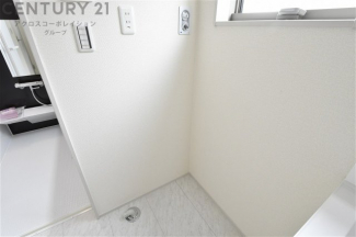 洗濯物の仕分け作業がしやすく、整理整頓が容易になります。洗濯音や湿気を他の部屋に持ち込まず、生活環境を快適に保ちます。上部を活用すれば収納スペースを確保でき洗剤や洗濯用品の整理もしやすくなります。