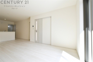 キッチン前のダイニングスペース　カウンターキッチンから料理の受け渡し等に便利です。ダイニングセットを置いても十分な広さを確保。