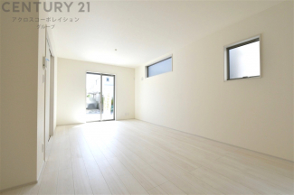 キッチン前のダイニングスペース　カウンターキッチンから料理の受け渡し等に便利です。ダイニングセットを置いても十分な広さを確保。