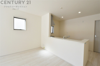 キッチン前のダイニングスペース　カウンターキッチンから料理の受け渡し等に便利です。ダイニングセットを置いても十分な広さを確保。