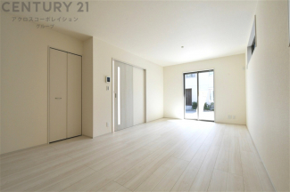 フローリング・建具ともに白を基調としたデザインで、日中大きな掃き出し窓からの採光を反射することで明るい室内の印象にしてくれます♪出っ張りのないスッキリとした間取りで、家具も配置しやすくなっています。