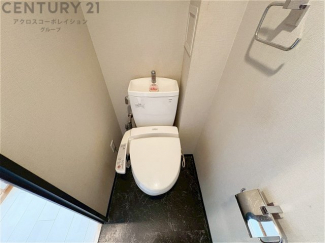 温水洗浄便座付トイレは温水洗浄機能により、暖かい水でおしりを洗浄することができ、冷たい水を使う従来の便座に比べ、温水洗浄機能で暖かいトイレを提供し、快適な使用を可能にします。
