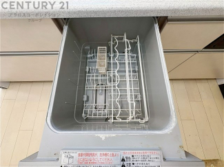 手洗いに比べて時間や労力を節約できることです。また、高温のお湯で洗浄されるため、雑菌や細菌を殺菌する効果もあります。さらに、乾燥機能があるため、手で拭く手間も省け衛生的に保管できます。

