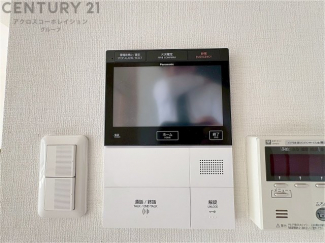 訪問者が来たときにテレビ画面で確認できるため、安心してドアを開けられます。録画機能があるものもあり、留守中に来訪者を記録しておくことができます。利便性が高く、セキュリティ面でも安心です
