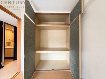 押入れは季節の衣類、寝具などを収納できます。伝統的な美しさと実用性が融合し、収納物を保護する調湿・換気効果があります。使い方によっては書類や小物なども効果的に整理でき空間を有効活用できます。