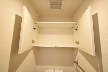トイレ上にも収納あり