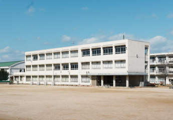 天満小学校。１８７３年創立。自然豊かな環境の中で、子どもたちがのびのびと学べる場所です。まで1030m