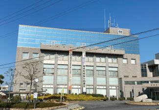 稲美町役場。地域住民にとって身近で頼りになる行政機関です。まで460m