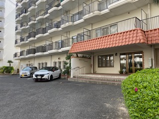 エントランス　駐車場が満車の場合や連休中の滞在はサントピアマリーナ事務所の第二駐車場がご利用できます♪