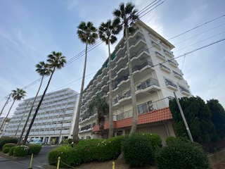 海側の前面道路側からの外観です。