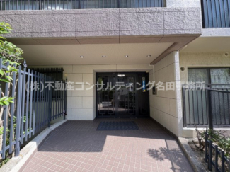 駅近でありながら、落ち着いた雰囲気の街並み