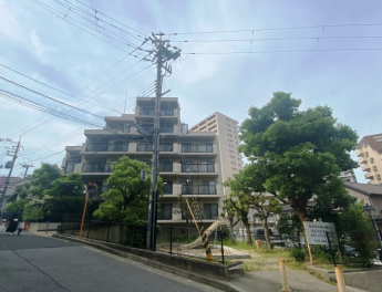 北側約60ｍの距離には武庫川が流れ、川沿いではジョギングやウォーキングで汗を流すことができます♪