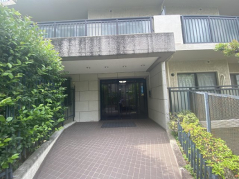 駅前の商業施設でありながら、落ち着いた雰囲気の街並み