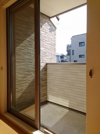 外からの目が気にならないバルコニーで洗濯物が干せます
