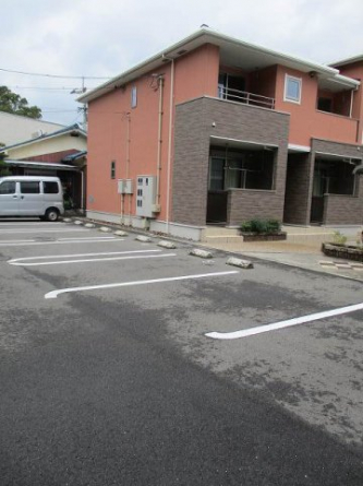車をお持ちの方に嬉しい駐車場付きの物件です