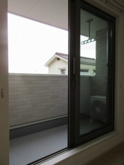 落ち着いた時間を過ごせるバルコニーです