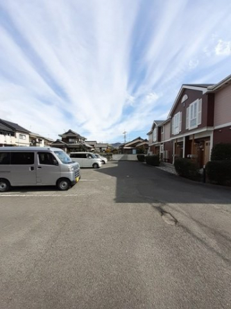 車をお持ちの方に嬉しい駐車場付きの物件です